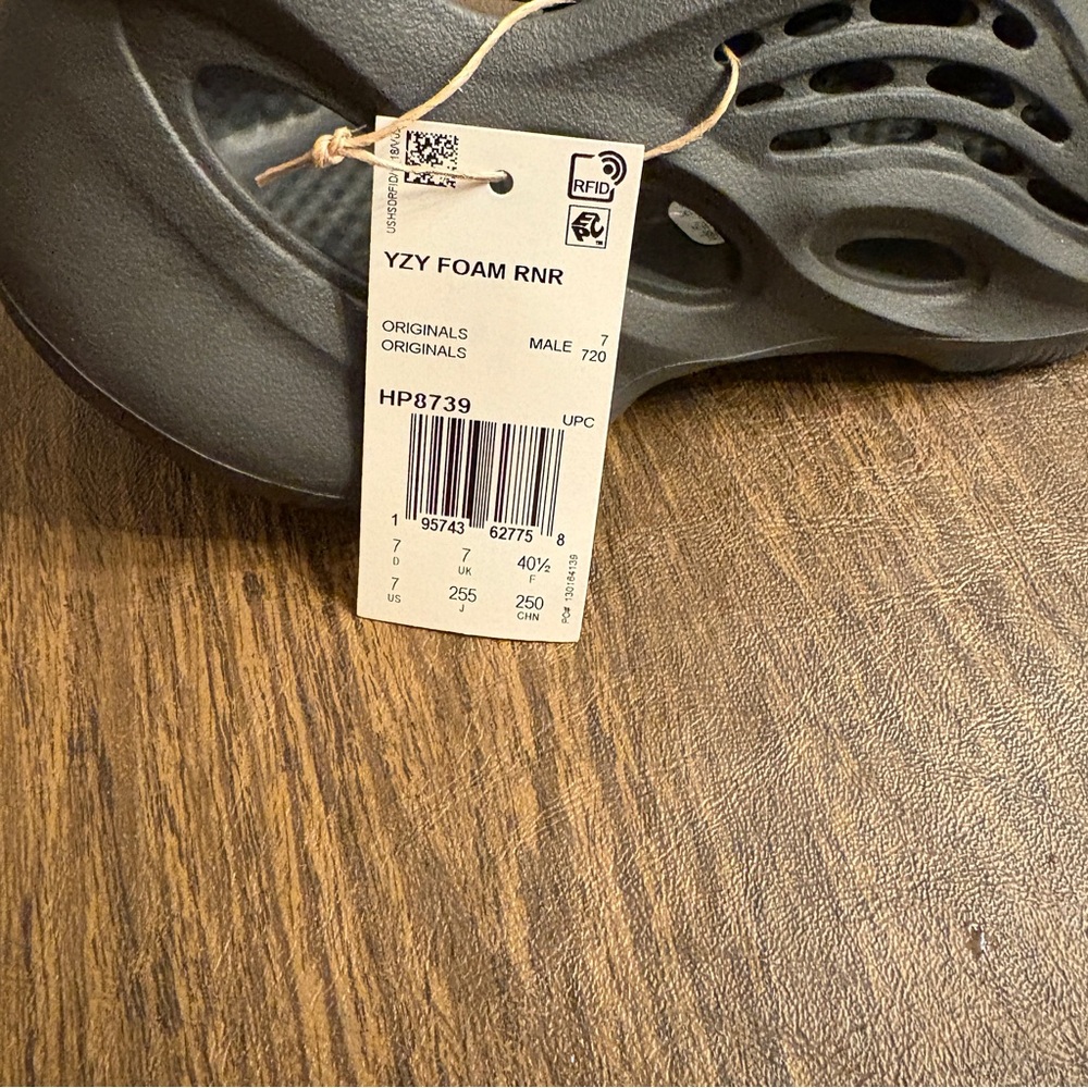 Yeezy Onyx Foam RNR - Picture 3 of 3